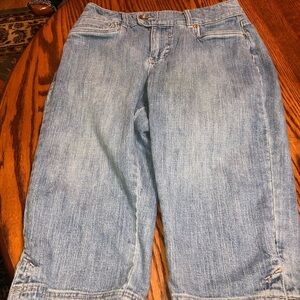 Lee 8 petite just below the waist capris with button pockets on back EUC